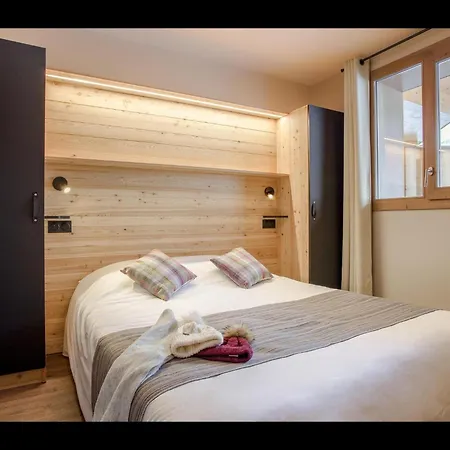 In With And Pool Apartment